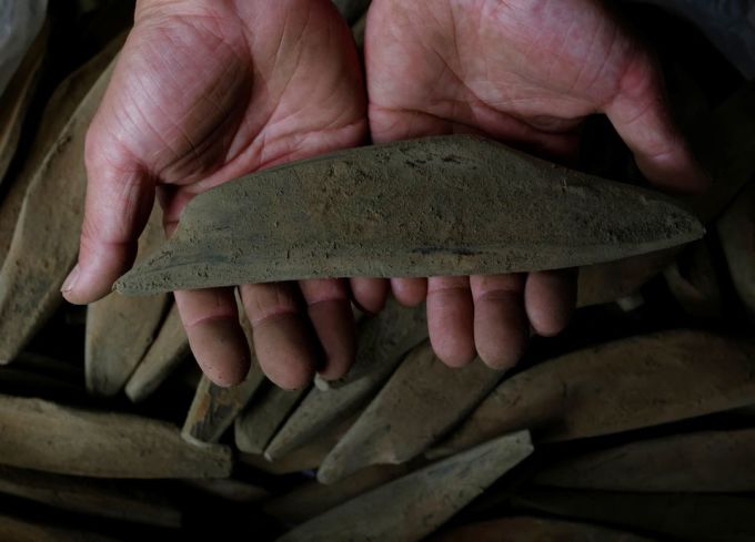 Một mảnh katsuobushi (katsuo sấy khô) - nguyên liệu cần thiết cho nhiều món ăn của Nhật. Đây là là một trong những thành phần chính làm nên nước dùng dashi phổ biến ở xứ sở hoa anh đào.