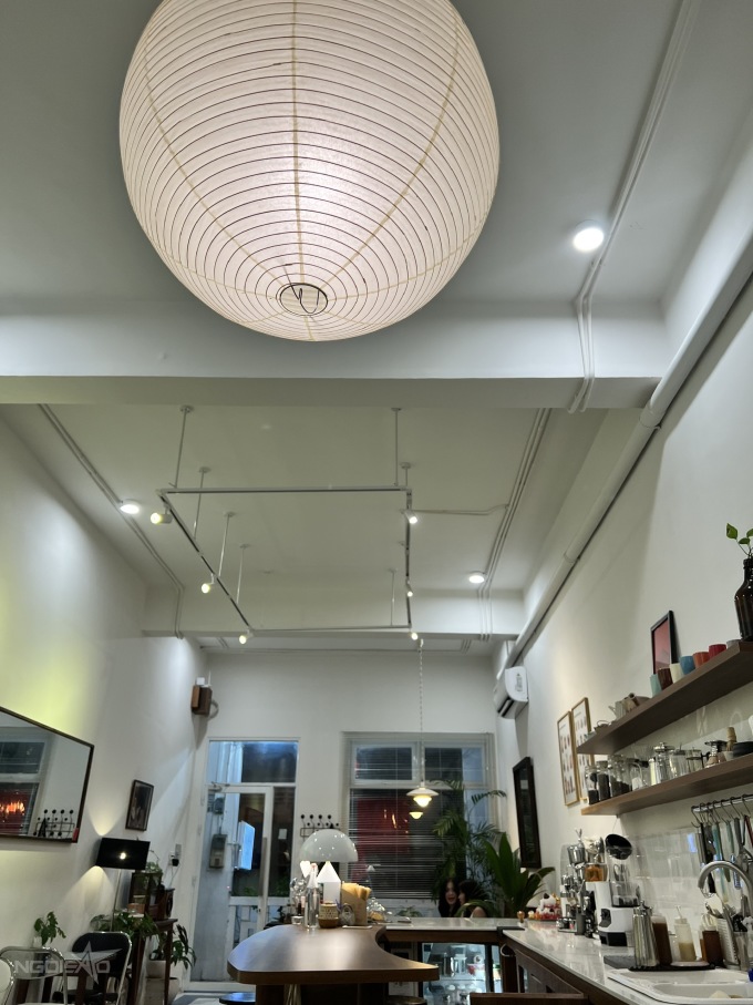 Quán cà phê núp chung cư yên bình ở Sài Gòn - 3