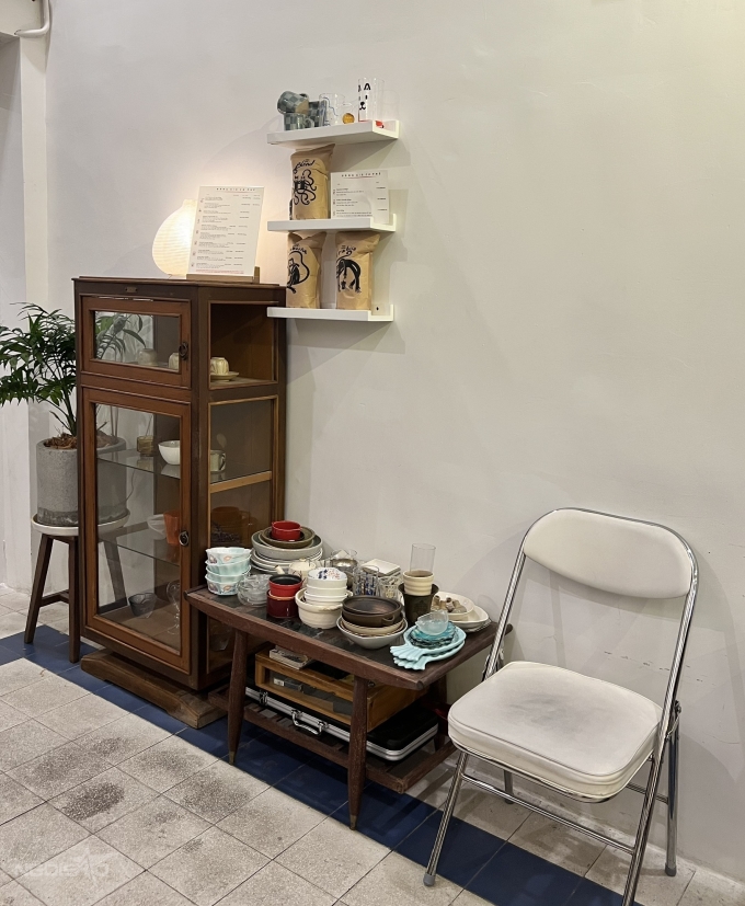 Quán cà phê núp chung cư yên bình ở Sài Gòn - 6