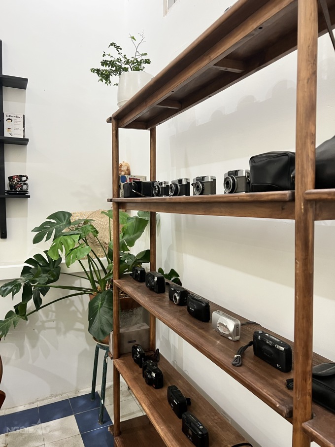 Quán cà phê núp chung cư yên bình ở Sài Gòn - 10