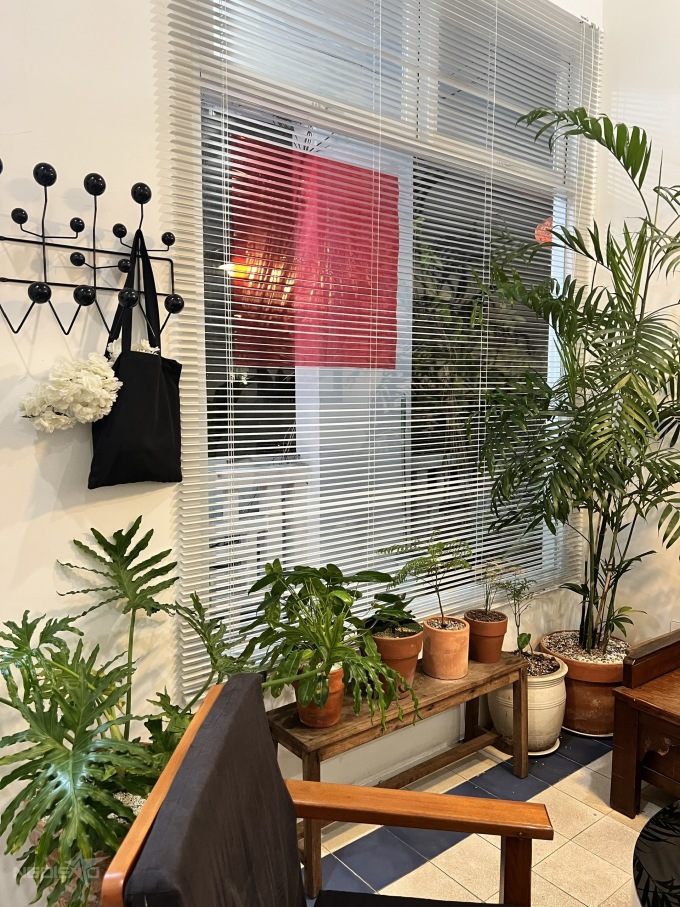 Quán cà phê núp chung cư yên bình ở Sài Gòn - 4