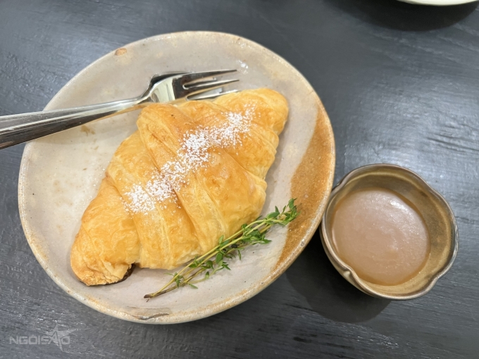 Quán cà phê núp chung cư yên bình ở Sài Gòn - 9