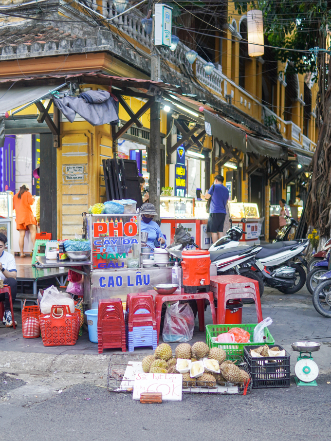 Quán phở nằm dưới chân hàng cây cổ thụ ở phố cổ Hội An.
