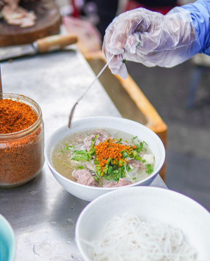 Điểm đặc trưng của phở quán Cây Đa nói riêng và phở Hội An nói chung là có thêm đậu phộng sa tế.