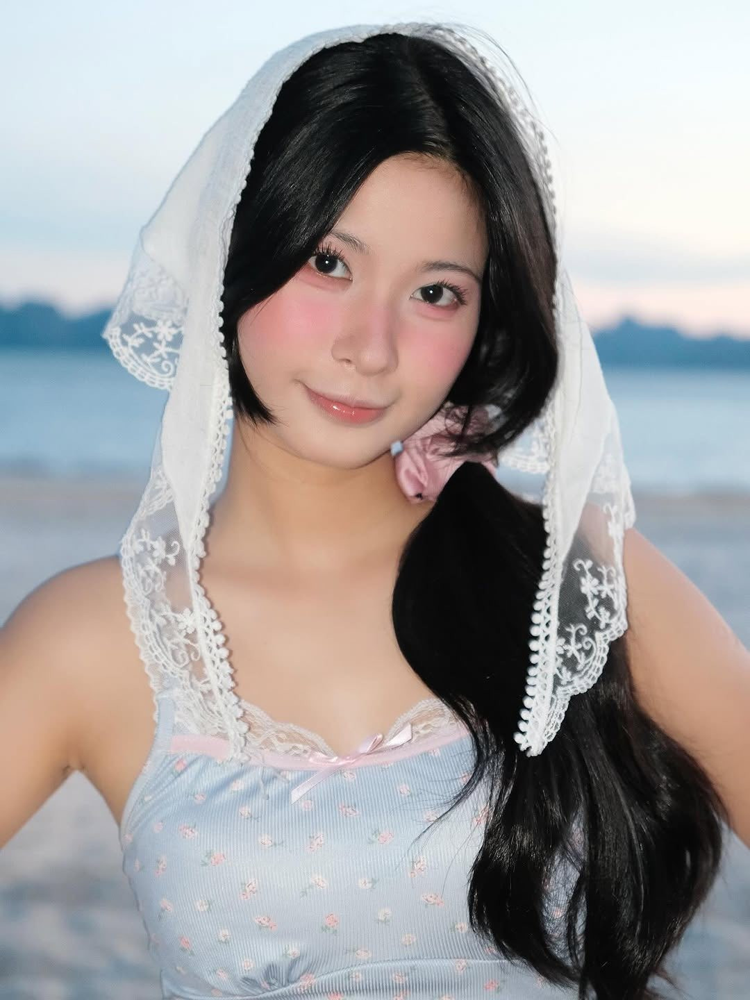 Khác với những video nhảy cover, trong loạt ảnh này, Quỳnh Bei xuất hiện đầy nữ tính và có chút mơ màng. (Ảnh: FBNV)