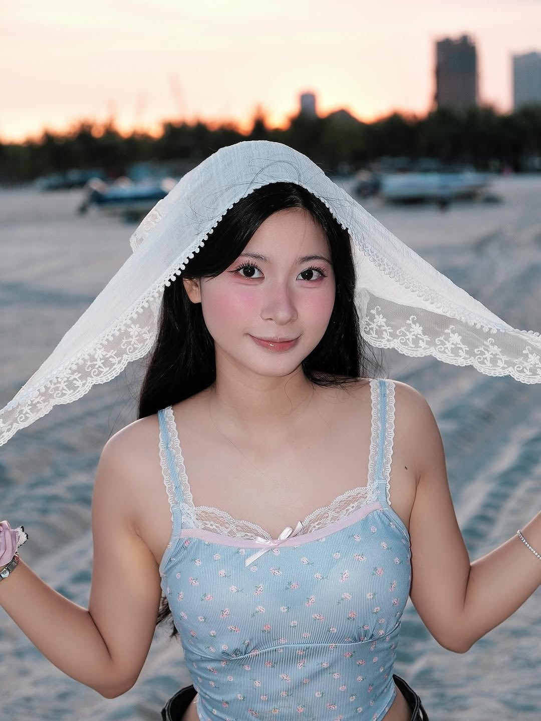 Điểm nhấn là chiếc khăn ren trắng được biến tấu thành phụ kiện, tạo nên vẻ đẹp cổ điển và hiện đại. (Ảnh: FBNV)