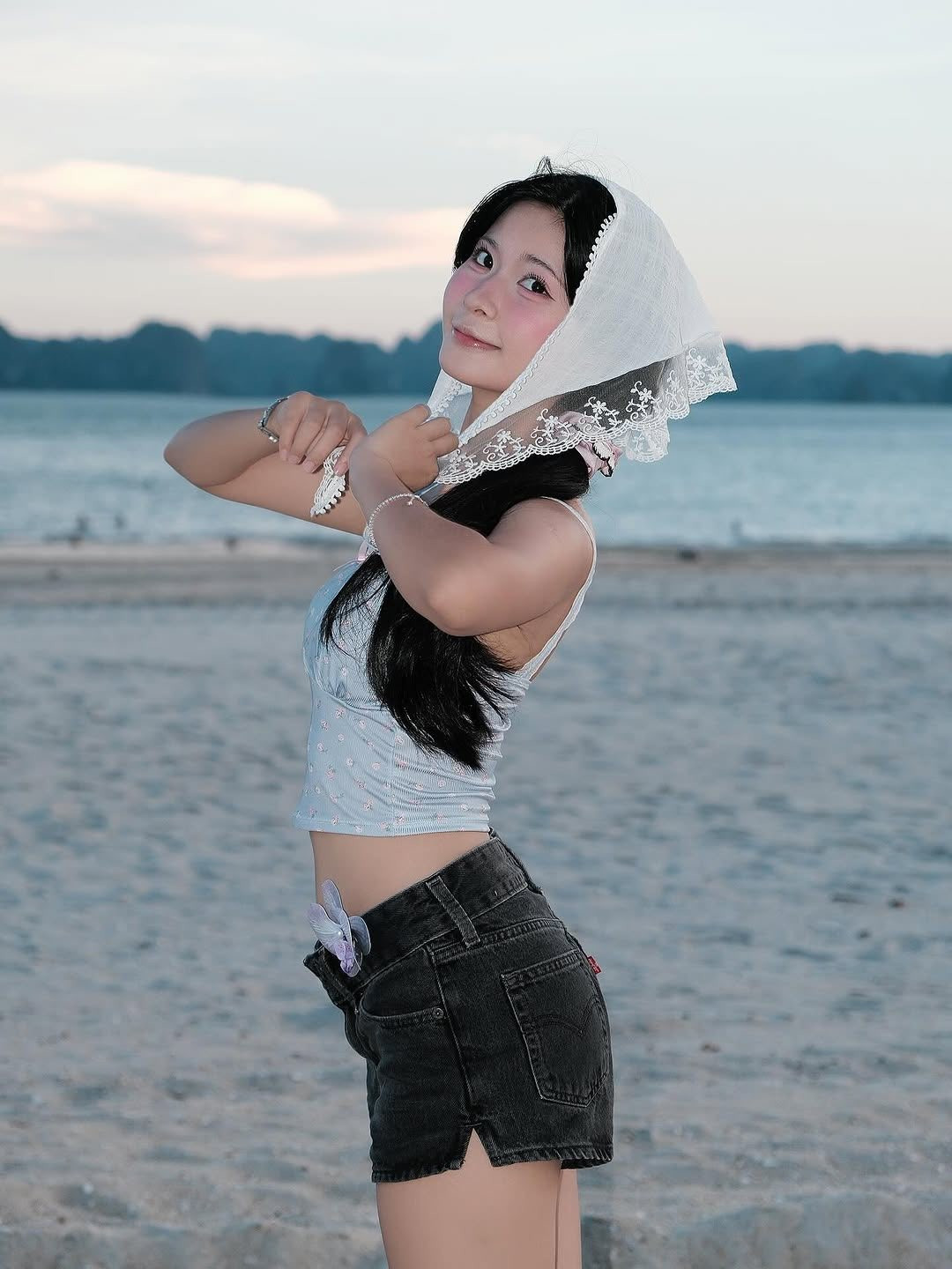 Dưới ánh hoàng hôn, Quỳnh Bei tự tin tạo dáng, khoe vẻ đẹp thanh thoát và đôi má ửng hồng. (Ảnh: FBNV)