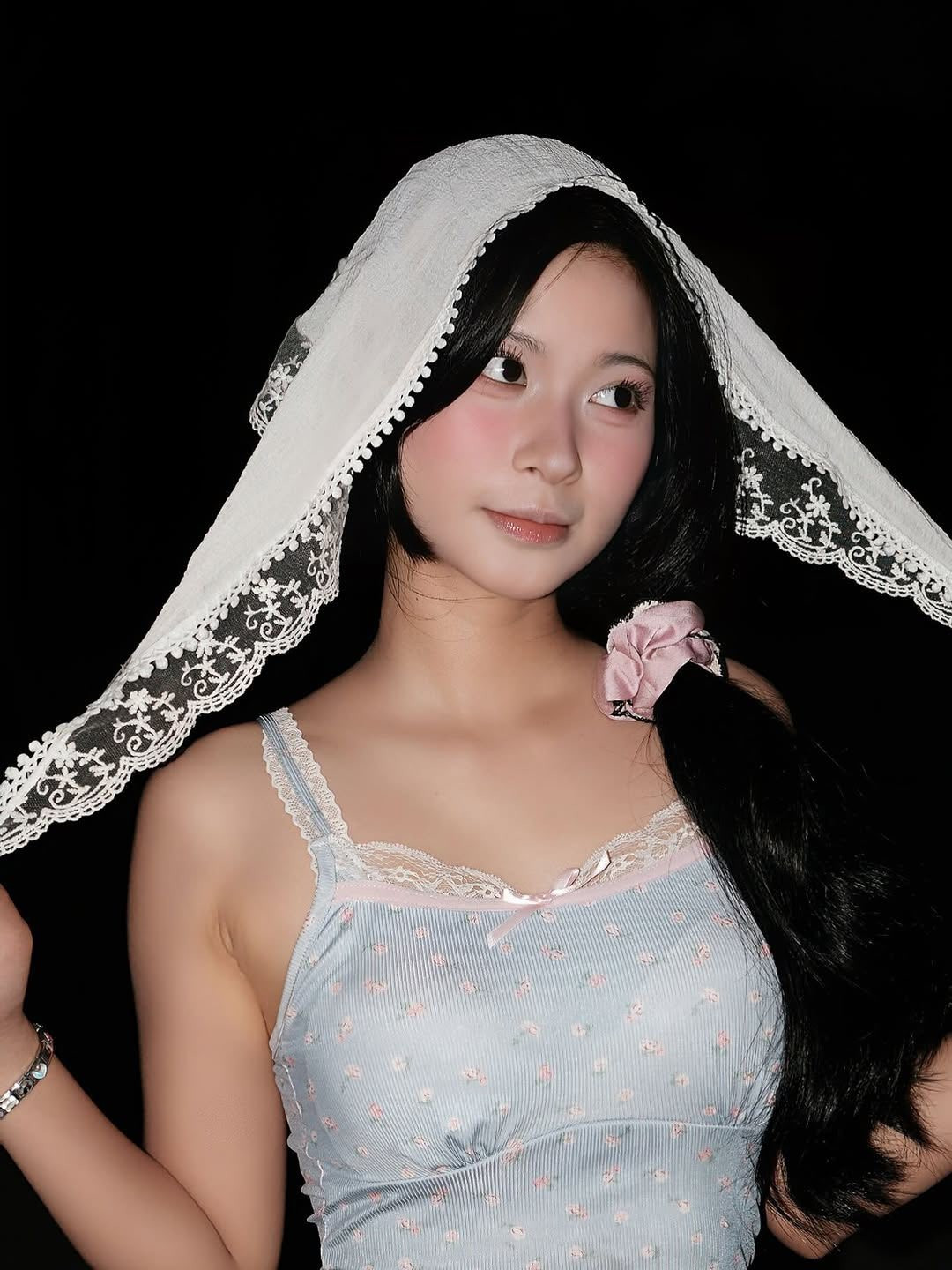 Sự cuốn hút của cô không chỉ đến từ trang phục mà còn từ ánh mắt, nụ cười đầy sức sống, mang đến cảm giác tươi mới. (Ảnh: FBNV)