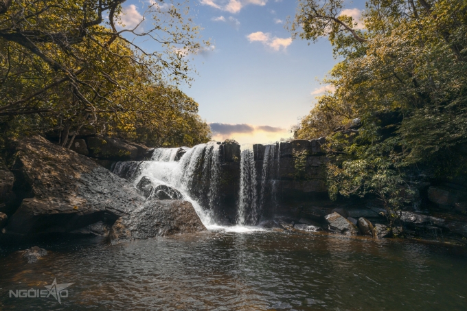 Suối Đá Ngọn nằm ở đầu nguồn hồ Dương Đông - hồ chứa nước ngọt lớn nhất đảo ngọc - là một trong những cung phượt được dân địa phương yêu thích, nhưng vẫn còn khá mới mẻ với du khách. Không ít người đến đây lần đầu liền bị hút hồn bởi khung cảnh đẹp tựa tiên cảnh, xung quanh cây cối mát mẻ, tiếng suối chảy róc rách mang lại cảm giác rất thoải mái.