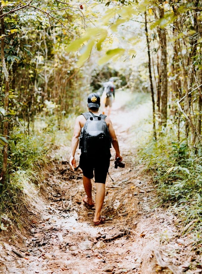 Suối thuộc hệ thống vườn quốc gia Phú Quốc, không xa khu trung tâm. Từ trung tâm, du khách chạy xe máy khoảng 20 phút sẽ tới bìa rừng, gởi xe tại đây rồi bắt đầu trekking. Đường trekking không khó, phần lớn là lối mòn nên dễ đi, phù hợp cho cả người lớn lẫn trẻ em. Tuy nhiên có những đoạn bạn nên để ý vắt, nhất là vào mùa mưa.