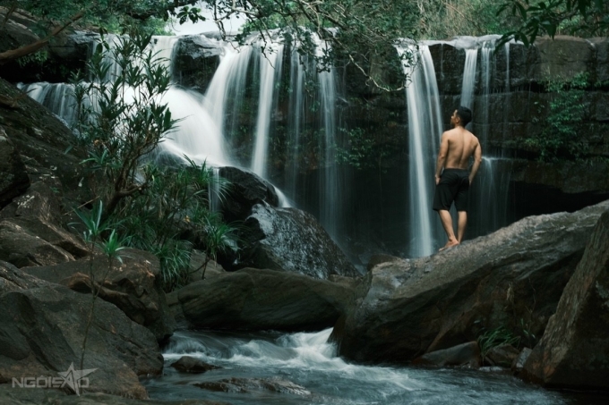 Con thác nằm trên đỉnh suối chắc chắn sẽ không làm bạn thất vọng, bất kỳ góc nào cũng có thể chụp ảnh sống ảo. Nước chảy từ trên những tảng đá lớn xuống dưới tạo thành âm thanh vui tai.