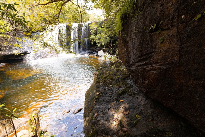 Bên dưới là một hồ nước được nhiều người gọi là bể bơi tự nhiên. Du khách có thể picnic, hoặc dựng lều cắm trại quanh khu vực này. Khu vực đỉnh thác không quá đông du khách, tách biệt với cảnh náo nhiệt của Phú Quốc mùa du lịch cao điểm. Khoảng cuối tháng 5 tới tháng 10 là mùa mưa không thích hợp để đi suối, thác. Thế nhưng mùa này cây cối xanh mướt, suối nhiều nước, nắng đẹp nên dễ chụp ảnh. Nếu muốn khám phá suối, thác thời điểm này, bạn phải kiểm tra thời tiết thật kỹ, chọn ngày trời nắng để lên đường.