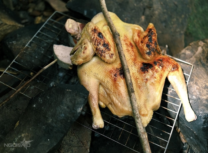 Trong suối có một số dịch vụ du lịch nhưng số lượng hạn chế. Vì thế du khách nên mang theo đồ ăn cho chủ động, đồng thời lưu ý giữ vệ sinh. Bạn có thể chọn các tour khám phá suối do người địa phương hướng dẫn, nếu không tự tin đi rừng. Ngoài ra, hiện là mùa sim ở Phú Quốc. Cuối tuần, bạn có thể làm một chuyến vi vu trong ngày, tắm suối, ăn gà uống rượu sim là chuẩn.