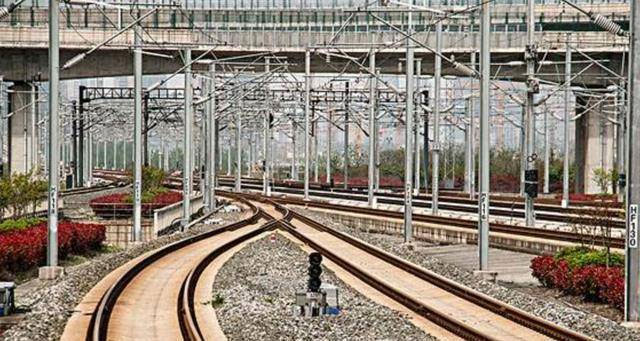 Đường sắt cao tốc không sử dụng lớp đá dưới đường ray, vì tốc độ của nó rất cao.