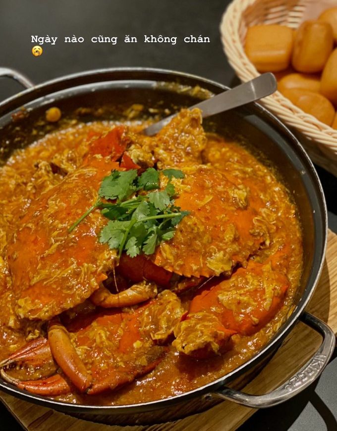 Cua xốt ớt đặc trưng Singapore, nước chấm cay cay, thịt cua ngọt, chấm kèm bánh bao chiên hoặc bánh mì. Ngoài ra, nhà hàng còn có thực đơn phong phú gồm nhiều món như laksa tôm hùm, burger thịt bò Wagyu nướng...