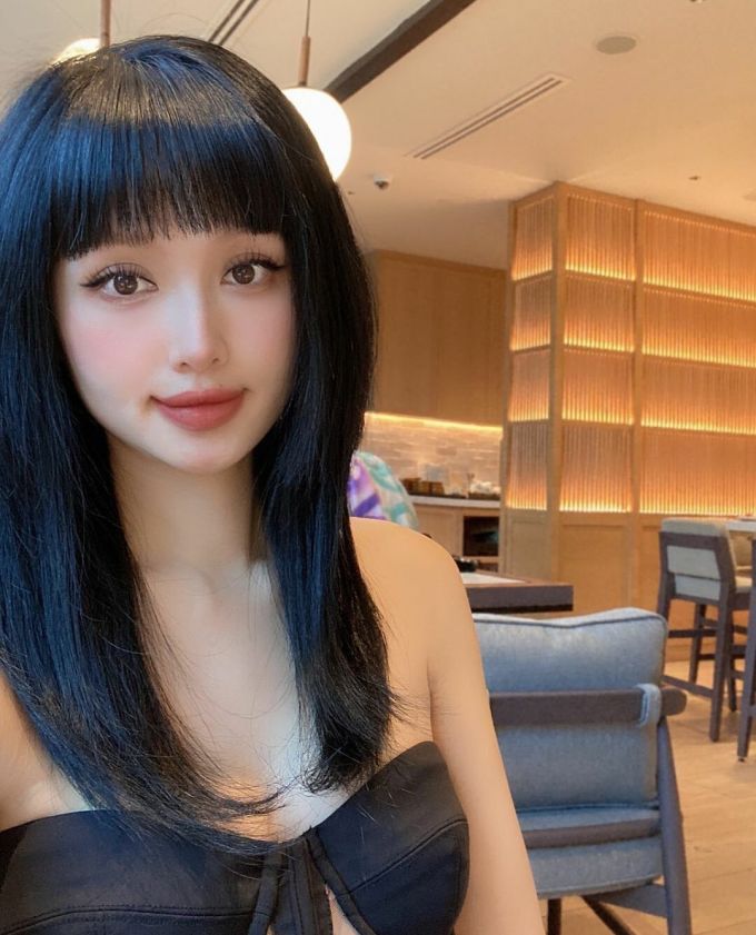 Tâm Tít khoe vẻ trẻ trung, xinh như búp bê trong chuyến du lịch Singapore. Người đẹp sinh năm 1989, là một trong những hotgirl đời đầu ở Hà Nội. Sau khi kết hôn, cô ít khi xuất hiện ở các sự kiện mà dành thời gian chăm lo gia đình và việc kinh doanh. Qua hai lần sinh nở, người đẹp vẫn như vóc dáng thon gọn như thời con gái, cùng nhan sắc mặn mà. Cô và chồng thường xuyên đưa con đi du lịch trong và ngoài nước để khám phá trải nghiệm. Người đẹp thích du lịch kiểu roadtrip hoặc chơi một số cảm giác mạnh như lái xe địa hình xuyên rừng.