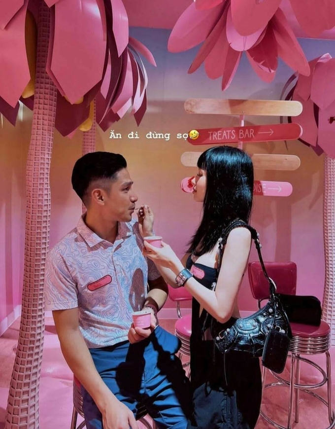 Mỹ nhân Hà Nội và chồng ghé Bảo tàng Kem - điểm check in khá hot ở đảo quốc sư tử vài năm gần đây. Khai trương mùa dịch năm 2021, đây từng là điểm vui chơi hiếm hoi cho người dân Singapore trong những ngày hạn chế di chuyển. Bảo tàng kem ở Singapore có diện tích hơn 5.500 m2, bao gồm quán cà phê, quầy bar, cửa hàng bán lẻ và 14 khu vực tương tác được thiết kế độc đáo, là thánh địa cho những tâm hồn mê kem.