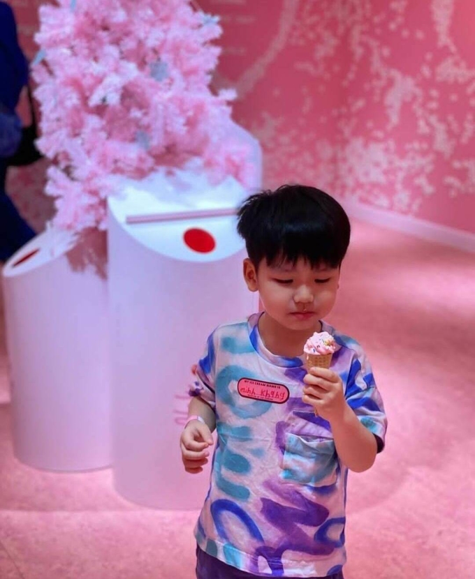 Con trai Tâm Tít thưởng thức một chiếc kem vị dâu. Du khách có thể ăn kem thỏa thích với nhiều loại kem hương vị hấp dẫn. Bảo tàng còn có nhiều trò chơi vận động như nhà phao, nhà hơi, leo núi. Giá vé khá cao, khoảng 38 SGD (hơn 600.000 đồng).