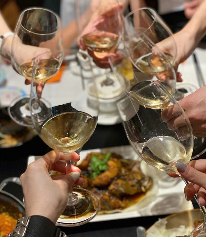 Tâm Tít dành nhiều thời gian để khám phá ẩm thực Singapore. Cô check in Chatterbox - nhà hàng có số có má ở đảo quốc sư tử, khai trương năm 1971, tọa lạc ở tầng 5 tại Mandarin Orchard Singapore - một khách sạn đạt chuẩn 5 sao nằm tại trung tâm của Orchard - con đường nhộn nhịp, sôi động bậc nhất Singapore.