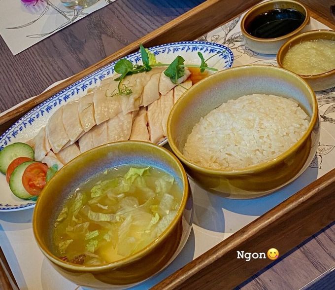 Cơm gà Hải Nam là món ăn huyền thoại của Chatterbox, nổi tiếng khắp đấy nước. Một set cơm gồm cơm nấu bằng nước gà, bát canh và thịt gà hấp giòn ngọt, chắc thịt, mọng nước, chấm kèm nước xốt đặc biệt.