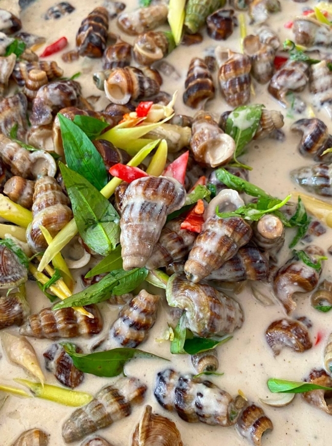 Ốc len xào dừa Hà Tăng nấu.