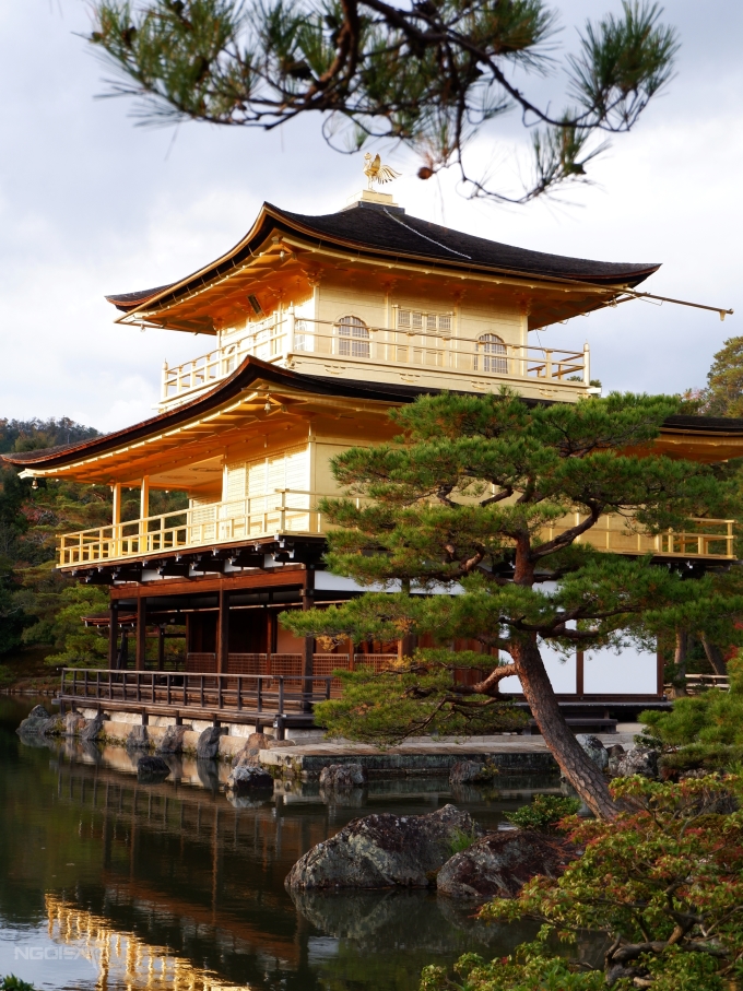 Ngôi đền dát vàng nổi bật trên tuyết trắng ở Nhật Bản - 2