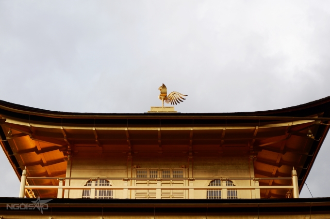 Ngôi đền dát vàng nổi bật trên tuyết trắng ở Nhật Bản - 1