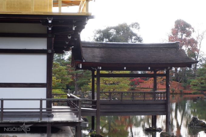 Ngôi đền dát vàng nổi bật trên tuyết trắng ở Nhật Bản - 4