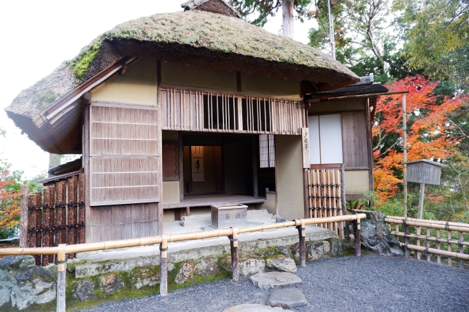 [Caption]Sau khi nhìn Kinkakuji từ trên hồ, du khách sẽ đi qua khu nhà ở cũ của vị sư trưởng (Hojo) nhưng ngôi nhà này sẽ không được mở cửa cho du khách xem. Con đường này một lần nữa đi qua Kinkakuji từ phía sau và sau đó dẫn qua khu vườn của ngôi đền đã giữ lại thiết kế ban đầu của họ từ ngày Yoshimitsu. Những điểm thăm quan khác bao gồm ao Anmintaku được cho là không bao giờ khô cạn, và bức tượng mà mọi người ném đồng xu vào để có được sự may mắn.