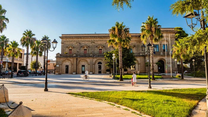 Thị trấn này nằm trong vùng thiên nhiên tươi đẹp của khu vực Salento, miền Nam nước Ý