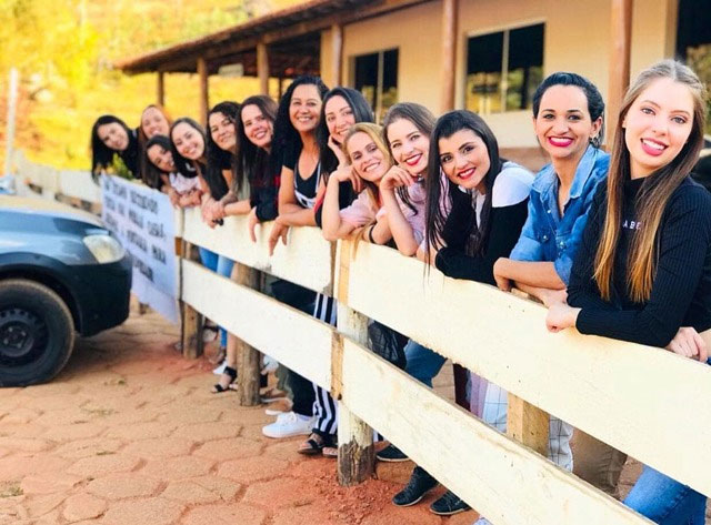  Không phải vì "ế" chồng mà các cô gái tại Noiva do Cordeiro dễ dãi.