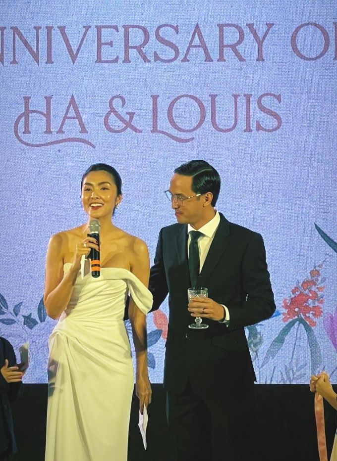 Chiều 5/11, Tăng Thanh Hà và ông xã Louis Nguyễn tổ chức bữa tiệc thân mật, kỷ niệm 10 năm ngày về chung một nhà. Khách mời đều là những người bạn thân thiết của nhà Hà Tăng như hoa hậu Phương Khánh, ca sĩ Băng Di hay em chồng Hà Tăng là doanh nhân Phillip Nguyễn.