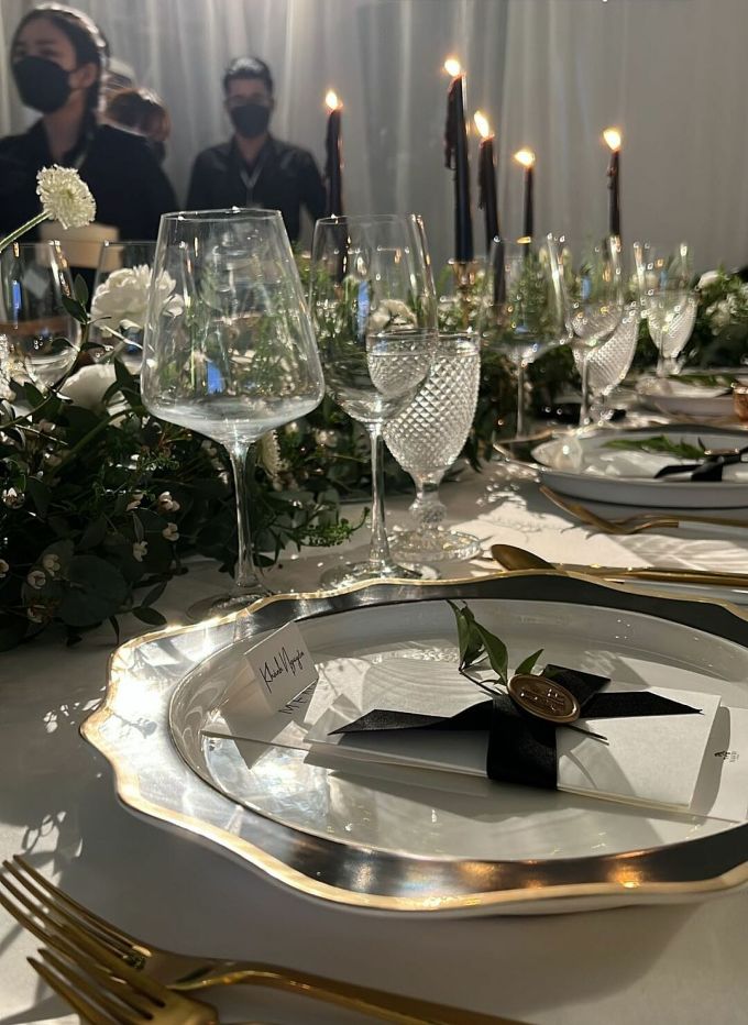 Bữa tiệc được phục vụ bởi một nhà hàng Nhật nổi tiếng ở TP HCM và là quán ruột của hai vợ chồng cô. Không gian trang trí gồm nhiều loại hoa tươi theo phong cách mộc mạc, giản dị, phù hợp với sở thích của Tăng Thanh Hà.