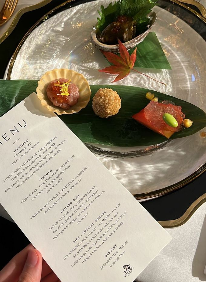 Thực đơn tiệc kỷ niệm gồm 7 món, chia làm các phần: món khai vị (hai món), món hầm (hai món), món nướng (một món), món cơm và tráng miệng. Hai món khai vị là đậu nành Nhật hấp muối và một món tổng hợp được chế biến, bày biện khá cầu kỳ.