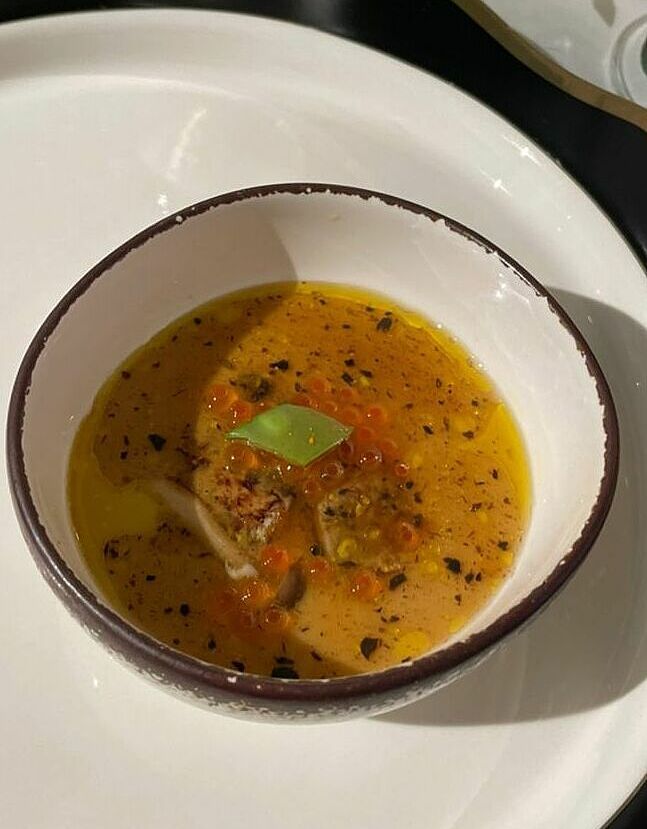 Lươn Nhật nướng ăn kèm gan ngỗng Pháp, xốt nấm truffle. Đây là một món ăn mang phong cách fusion, kết hợp ẩm thực Nhật Bản và Pháp, sử dụng loại nguyên liệu xa xỉ là nấm truffle - một trong những loại nấm đắt nhất thế giới, được mệnh danh là kim cương đen của ẩm thực.