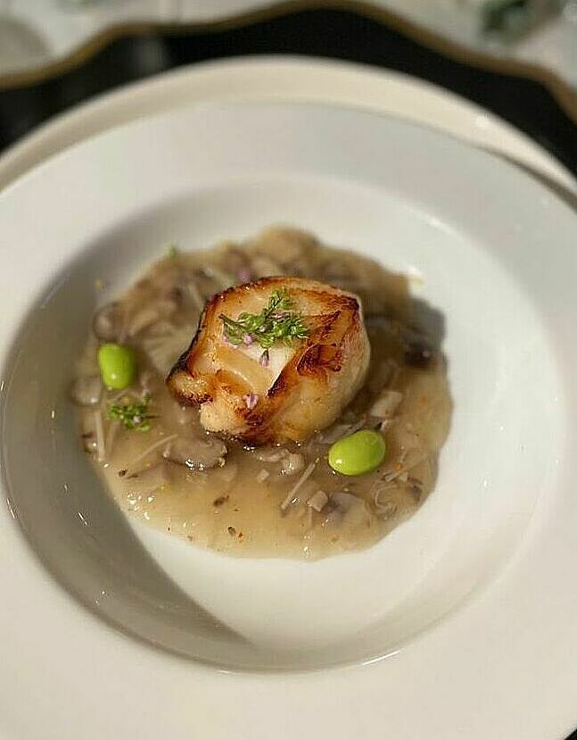 Món hầm thứ hai là cá răng ướp đậu tương và nấm Đà Lạt, dùng các loại rau thuần Việt.