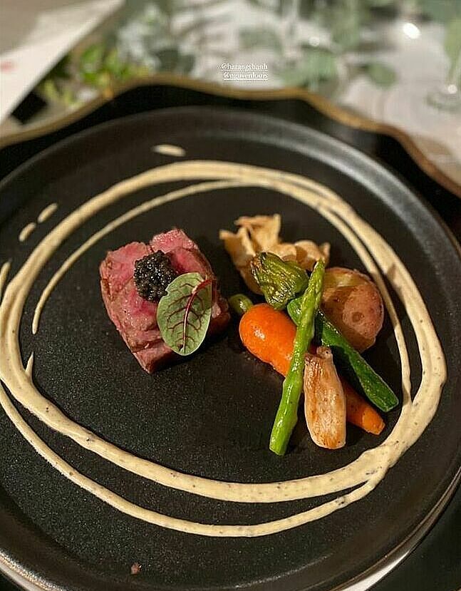 Món chính là thăn ngoại bò Wagyu A5, trứng cá tầm Oscietra và rau Đà Lạt. Đây cũng là món ăn kết hợp sáng tạo ẩm thực Á - Âu như thịt bò Wagyu A5 (loại thịt bò đắt giá bậc nhất thế giới, được chăn nuôi theo những tiêu chuẩn cầu kỳ, thượng hạng) và trứng cá tầm Oscietra, thường được thu hoạch ở vùng biển Caspi với việc lấy trứng diễn ra ở Nga hoặc Iran. Các món ăn của bữa tiệc sử dụng nhiều rau Đà Lạt - món ăn yêu thích của Tăng Thanh Hà mỗi khi lên thành phố ngàn hoa.