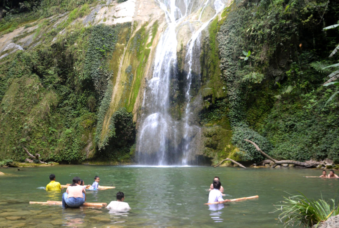 Dưới chân thác Rồng là suối, có thể trải nghiệm hòa mình với núi rừng và tham gia bắt cua đá trong các hang đá để thưởng thức món ăn đặc sản nơi núi rừng. Ảnh: Ngụy Đình Kỳ