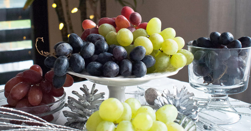 Người Tây Ban Nha ăn 12 quả nho khi đồng hồ điểm 12 tiếng theo nhịp chuông. 