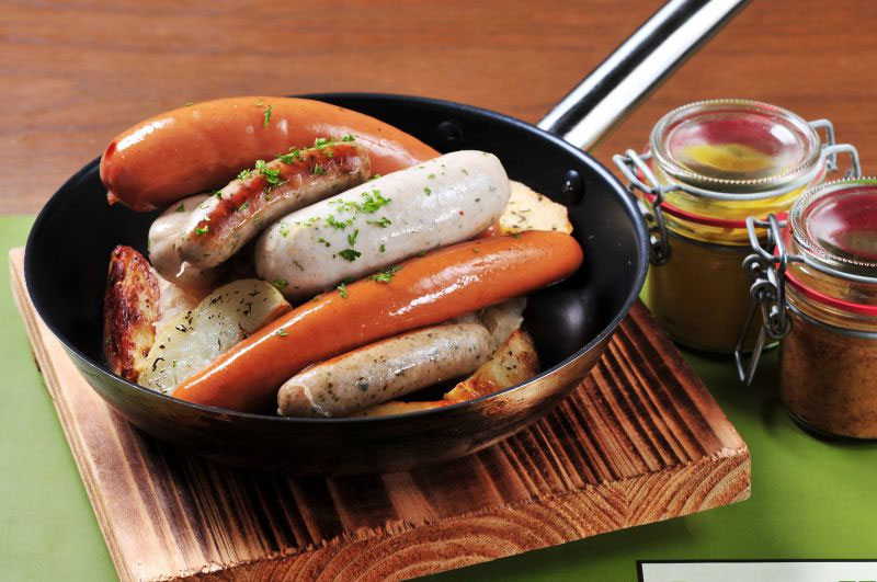 Người Thụy Điển ăn chân giò, còn người Đức thưởng thức thịt lợn nướng và xúc xích. Thịt lợn cũng là món thường gặp ở Italy và Mỹ bởi giàu chất béo, tượng trưng cho sự giàu có và thịnh vượng.