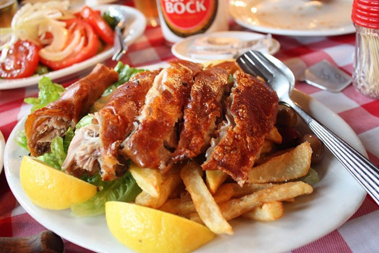 Truyền thống ăn thịt lợn vào năm mới dựa trên quan niệm rằng lợn tượng trưng cho sự phát triển, do con vật này thường tiến về phía trước khi kiếm ăn. Lợn sữa quay là món không thể thiếu trong dịp năm mới ở Cuba, Tây Ban Nha, Bồ Đào Nha, Hungary và Áo.