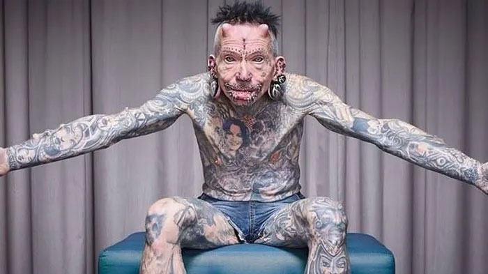 Người đàn ông có nhiều khuyên trên khuôn mặt nhất