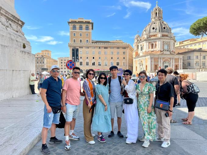 Thụ (đứng thứ năm từ trái sang) dẫn đoàn khách Việt tham quan Rome hôm 8/6. Ảnh: NVCC