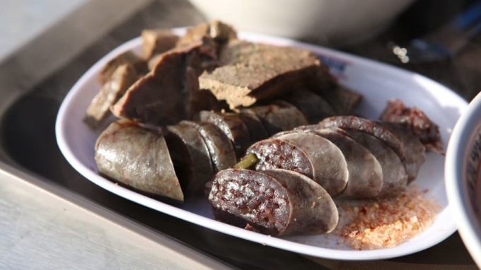 SundaeMón ăn thoạt nhìn gần giống dồi lợn Việt Nam, có vỏ là lòng lợn được làm sạch. Nhân là miến, rau, tiết heo và các loại gia vị rồi hấp chín. Du khách có thể tìm thấy món ăn này ở các hàng quán vỉa hè ở Hàn Quốc.