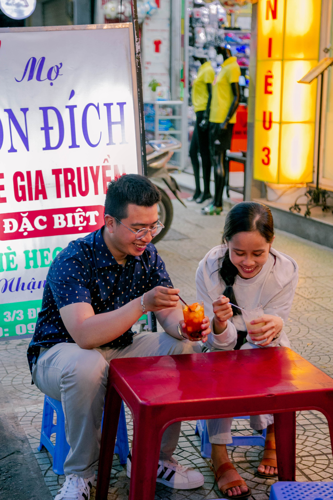 Quân tự nhận điểm mạnh trong tour của mình là những trải nghiệm ẩm thực địa phương. Trong ảnh, anh đang dẫn khách đi ăn chè.