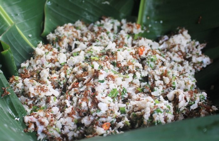 Nghe qua cái tên “cá gỏi kiến vàng” đã đủ gợi sự tò mò. Nhiều người khi chứng kiến cách chế biến món ăn độc đáo này có thể e ngại, nhưng chỉ cần nếm thử một lần, hẳn thực khách sẽ bị cuốn hút bởi hương vị chua thanh, béo ngậy và mùi thơm lạ miệng đến khó quên. Ảnh danviet