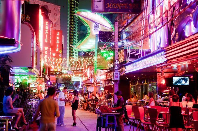 Khu phố đèn đỏ Soi Cowboy nổi tiếng ở Bangkok. Ảnh: Hotels.