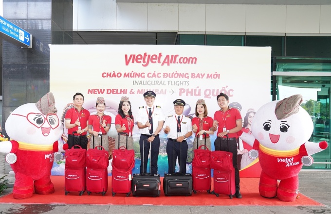 Phi hành đoàn tham gia chuyến bay khai trương đường bay nối Phú Quốc và Mumbai của Vietjet. Ảnh: Ánh Dương