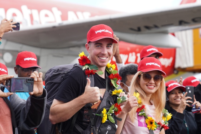 Những du khách quốc tế đầu tiên đến Phú Quốc theo đường bay thẳng kết nối Ấn Độ và đảo Ngọc của Vietjet. Ảnh: Ánh Dương