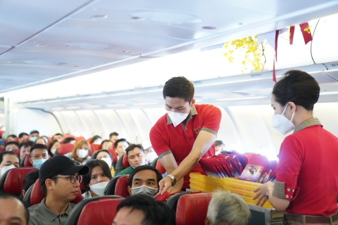 Các tiếp viên của Vietjet đang phục vụ khách trên một chuyến bay dịp Tết. Ảnh: Ánh Dương